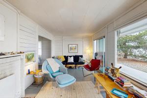 Posezení v ubytování Historic Shore Cottage