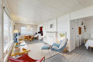 Posezení v ubytování Historic Shore Cottage