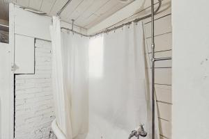 Koupelna v ubytování Historic Shore Cottage + 23 fotografií