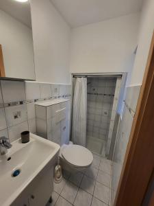a white bathroom with a toilet and a sink at Sehr gut gelegene Wohnung im Herzen Hannovers in Hannover
