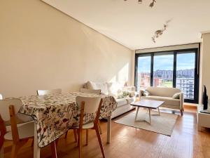 a living room with a table and a couch at Apartamento Olmeca - Monabri in Santander