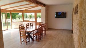 Televisyen dan/atau pusat hiburan di Gite du Conty - Maison familiale avec piscine au cœur du Périgord, proche Bergerac