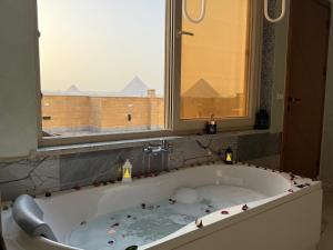 Kupaonica u objektu Hapi Pyramids Hotel