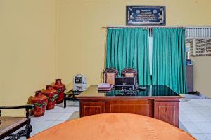 Χώρος καθιστικού στο OYO 3205 Penginapan Mikial Ismi Kayuagung Syariah