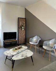 Телевизор и/или развлекательный центр в Part des Anges - Gîte Hautvillers
