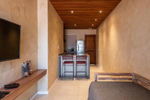 - une cuisine avec un comptoir et un réfrigérateur dans la chambre dans l'établissement Vila Sal Boutique Noronha, à Fernando de Noronha