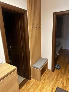 ズラティボールにあるStanojevic LUX Apartmanの木製のドア(ベンチ付)が備わるお部屋