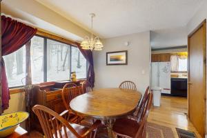 Η κουζίνα ή μικρή κουζίνα στο Grand Hollow Townhome