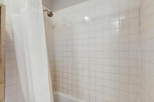 Ένα μπάνιο στο Grand Hollow Townhome +21 φωτογραφίες