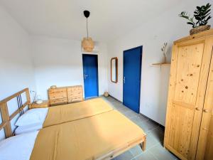 Un pat sau paturi într-o cameră la Spacious Apt with Panoramic Sea View