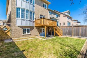 una casa grande con una valla y un patio en Amazing Spacious house in Center of Richmond hill, en Richmond Hill