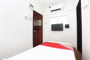 a bedroom with a bed and a tv on the wall at Hotel O Ady Hotel in Kuala Terengganu