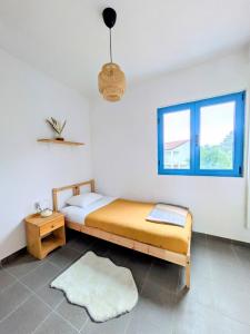 Un pat sau paturi într-o cameră la Spacious Apt with Panoramic Sea View