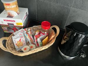 Příslušenství pro přípravu čaje a kávy v ubytování Enea Guest House