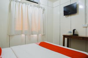 TV a/nebo společenská místnost v ubytování OYO 90037 The 7 Lodge Tambunan