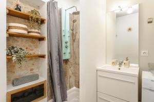 a bathroom with a shower and a sink at Gatsby - Élégant, Central, Fibre, Tv 4K, Netflix, Literie Confortable in La Rochelle