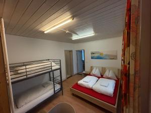 pokój z dwoma łóżkami piętrowymi w obiekcie Interlaken Linda Inn Lodge w mieście Interlaken