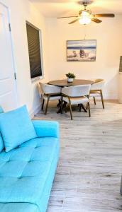 ein Wohnzimmer mit einer Couch und einem Tisch in der Unterkunft Sun, Sand, Coastal Haven 2 in Clearwater Beach
