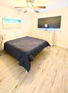 Ein Bett oder Betten in einem Zimmer der Unterkunft Sun, Sand, Coastal Haven 2