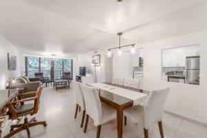 uma cozinha e sala de jantar com mesa e cadeiras em Miami Beach Oceanfront- Pool Bar & Gym & SPA em Miami Beach