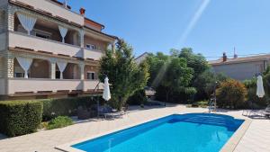 Bazén v ubytování Apartments Renata nebo v jeho okolí
