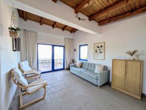 O zonă de relaxare la Spacious Apt with Panoramic Sea View
