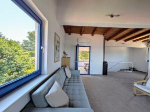 O zonă de relaxare la Spacious Apt with Panoramic Sea View