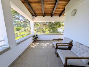 O zonă de relaxare la Spacious Apt with Panoramic Sea View