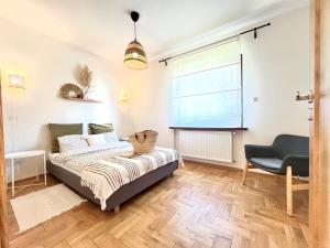 Łóżko lub łóżka w pokoju w obiekcie CYPRYS apartamenty dla rodzin z Dziećmi Władysławowo