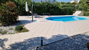 Bazén v ubytování Apartments Renata nebo v jeho okolí