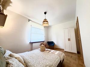 Łóżko lub łóżka w pokoju w obiekcie CYPRYS apartamenty dla rodzin z Dziećmi Władysławowo