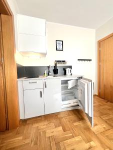 Kuchnia lub aneks kuchenny w obiekcie CYPRYS apartamenty dla rodzin z Dziećmi Władysławowo