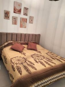 Una cama o camas en una habitación de Cozy seaside apartment in le Kram