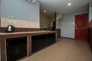 Kuchyň nebo kuchyňský kout v ubytování OYO 90059 Ltk Home
