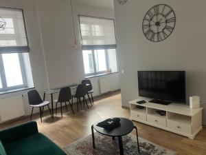 Televízia a/alebo spoločenská miestnosť v ubytovaní Sienkiewicza Loft1