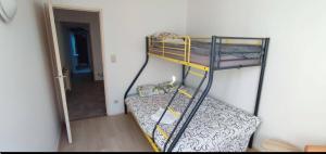 Ένα ή περισσότερα κρεβάτια σε δωμάτιο στο Appartement duplex spacieux en hypercentre avec garage privé