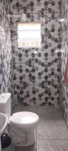 Et badeværelse på Casa de praia Itanhaém