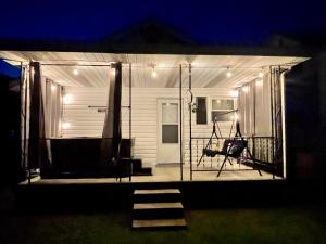 un portico schermato di una casa di notte di Boomer Bungalow a Boomer