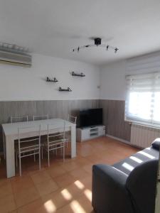 FayónにあるCasa Manzanaのリビングルーム(白いテーブル、テレビ付)