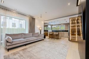 タリンにあるMagnolia House with Indoor Swimming Pool and Saunaのギャラリーの写真
