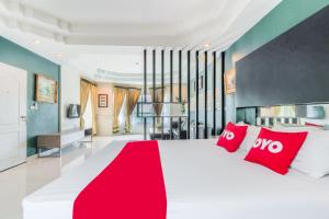 a large bedroom with a large bed with red pillows at OYO 926 Sydney Resort in Ban Don Pho