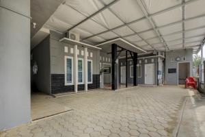 an empty hallway of a building with a ceiling at OYO Life 3415 Penginapan Wimane in Sukarami