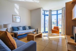 Μια τηλεόραση ή/και κέντρο ψυχαγωγίας στο Marina Orada Apartment with Pool - 900m from the Beach