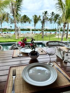 Castelo da TôrreにあるVillage Luxury Praia do forteの木製テーブルとテーブル