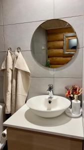 Koupelna v ubytování River's Whisper Cottage