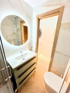 un baño con lavabo y espejo en Luxury studio Torremolinos Costa del Sol, en Torremolinos