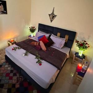 Łóżko lub łóżka w pokoju w obiekcie Red Vibes Hostel Marrakech