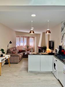 a kitchen and living room with a couch at Apartamentos vinarós a 300m de la playa in Vinarós
