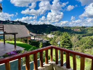 - une vue depuis la terrasse d'une maison dans l'établissement Chalé Vista Linda, à Campos do Jordão