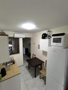 Кухня або міні-кухня у Private and Cozy Full Apartment